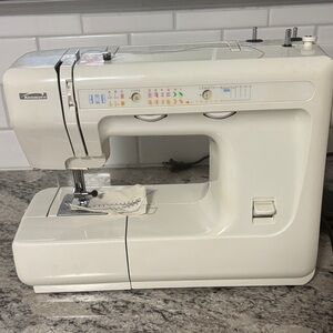 Kenmore / Janome Sewing Machine Model 385.12116690 W/ Pedal, Accessories, Works